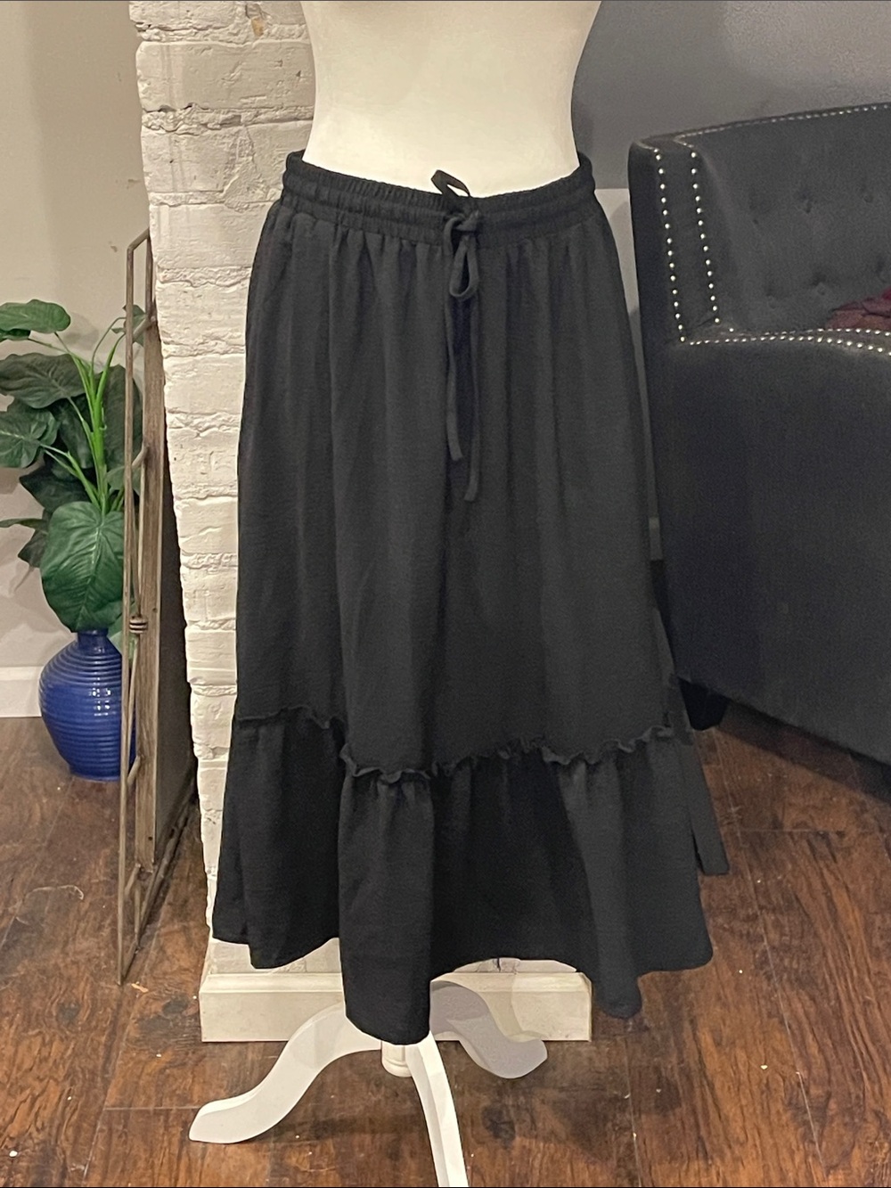 Black Ruffle-Hem  peasant pull on lined skirt nwt mid calf